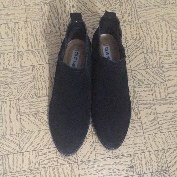 Black Suede material ankle boots women’s size 7 from Steve Madden. Low heel - Picture 4 of 6